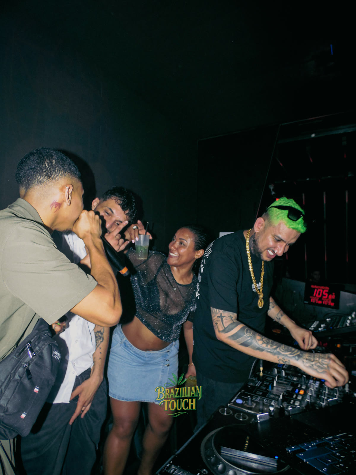 Cabine dos DJs no Bateau Phare