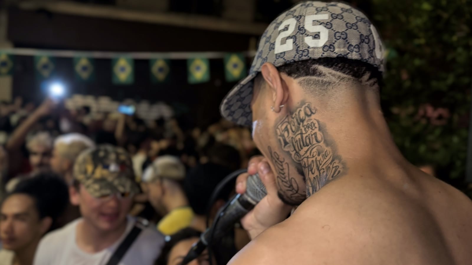 Multidão Cantando ao Ar Livre